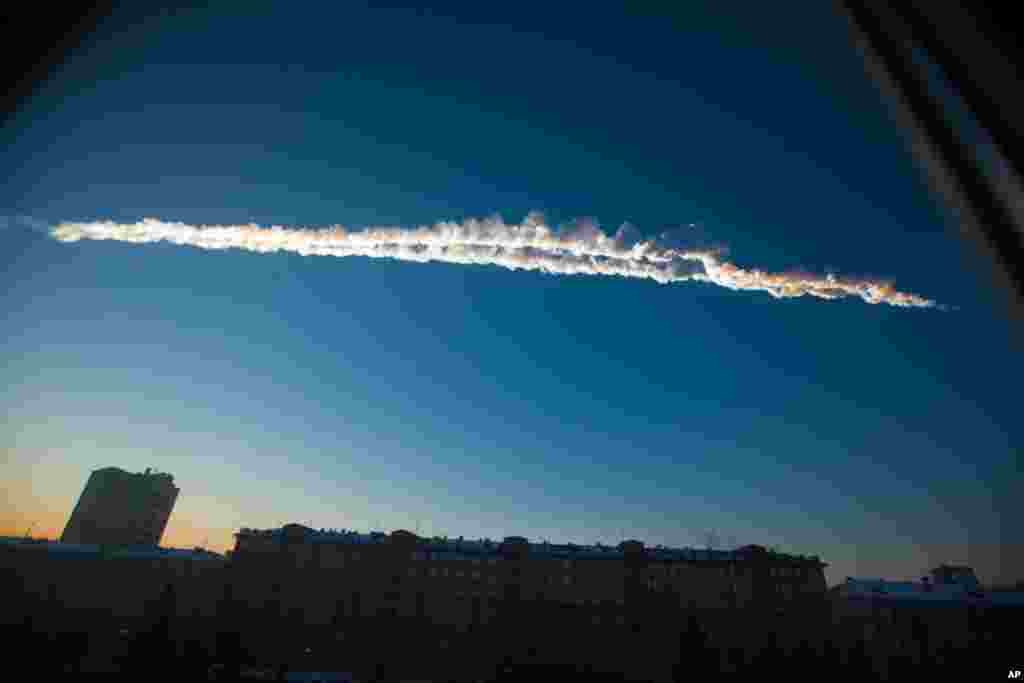 2013年2月15日,俄罗斯车里雅宾斯克上空见到的陨石尾迹。(图片由Chelyabinsk.ru提供)