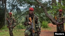 Pasukan tentara dari Republik Afrika Tengah sedang menjaga sebuah gedung yang digunakan untuk pertemuan dengan Pasukan Khusus AS dan tentara Uganda untuk mencari tentara Joseph Kony di Obo, Republik Afrika Tengah (Foto: dok).