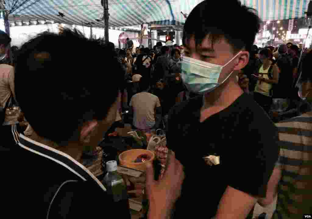 19歲的香港法律系學生李同學(右)表示,很多堅持在旺角留守的學生都是自發,不聽大會指揮(美國之音湯惠芸攝)