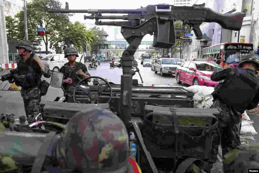 Tentara Thailand bersiaga di tengah sebuah perempatan utama di distrik perbelanjaan kota Bangkok, 20 Mei 2014.
