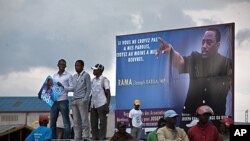 Apoiantes do presidente Joseph Kabila aguardam a sua chegada à cidade de Goma, no leste da R D do Congo, para um comício de campanha