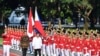 Presiden Filipina Rodrigo Duterte berjalan bersama Presiden Jokowi memeriksa pasukan penghormatan tamu kenegaraan, di halaman Istana Merdeka, 9 September 2016. (Foto: Biro Pers Kepresidenan) 