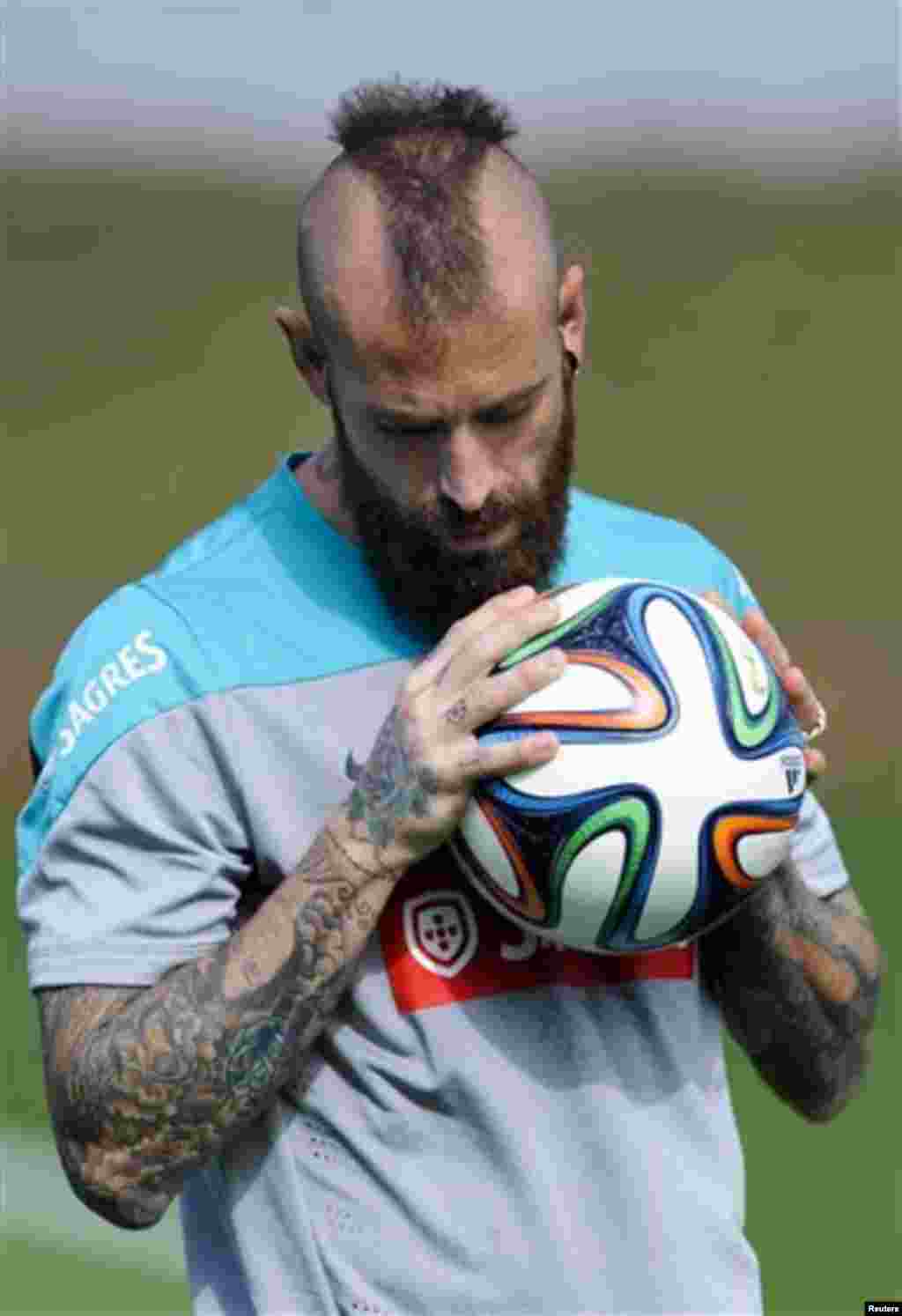 Pemain Portugal Raul Meireles. (AP/Paulo Duarte)