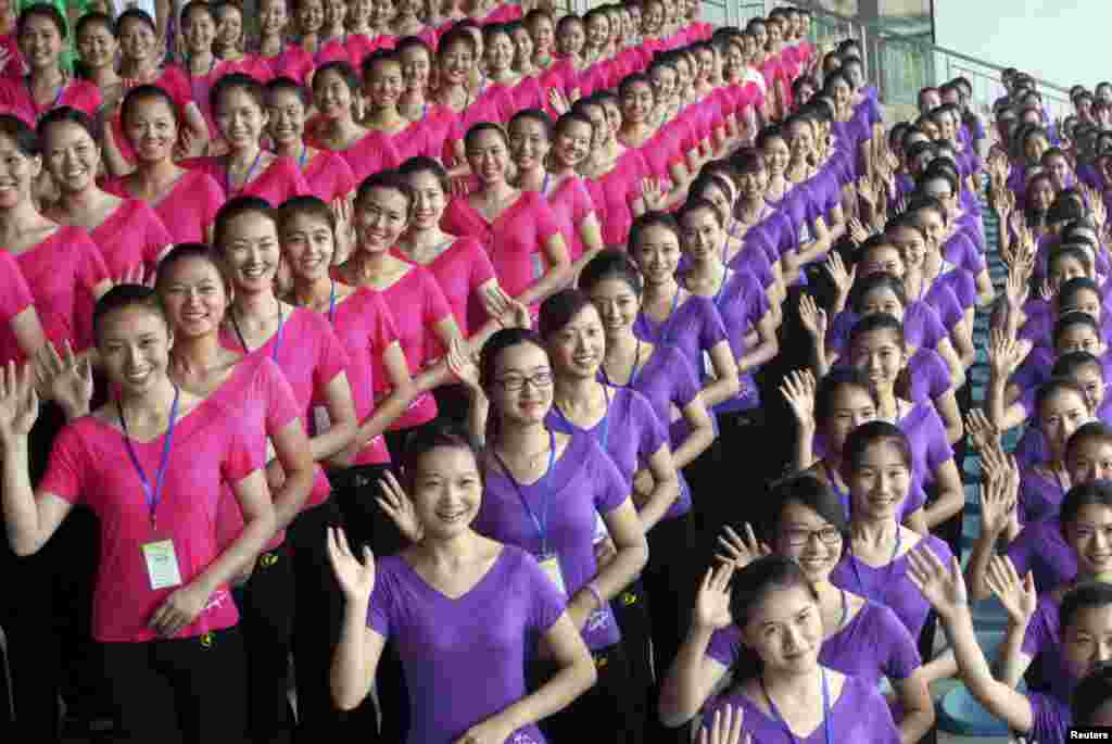 Para relawan untuk Olimpiade Remaja di kota Nanjing, Jiangsu, China.
