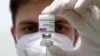 Staf medis menyiapkan jarum suntik dari botol vaksin virus corona AstraZeneca di Ebersberg dekat Munich, Jerman, 22 Maret 2021. (Foto: AP)