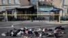 Zapatos amontonados cerca del lugar del ataque armado en Dayton, Ohio el 4 de agosto del 2019. (AP Photo/John Minchillo)
