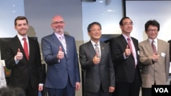 美國在台協會代理處長谷立言2019年11月4日（左二）在美台“大規模網絡攻防演練”開幕儀式上通其他美台官員合影。