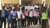 Quelques élèves et étudiants regroupés ce jeudi matin devant le lycée de walia dans la commune du 9eme arrondissement à la sortie Sud de N'Djamena, au Tchad, le 14 décembre 2016. (VOA/André Kodmadjingar)