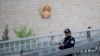 资料照：警察在中国最高人民法院外巡逻。