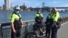 Arhiva - Policajci patroliraju Ist river parkom, tokom pandemije koronavirusa, u Njujorku, 2. maja 2020.