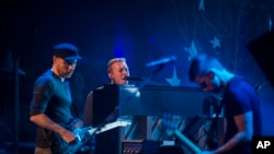 El grupo británico Coldplay durante una presentación en el Beacon Theatre de Nueva York.