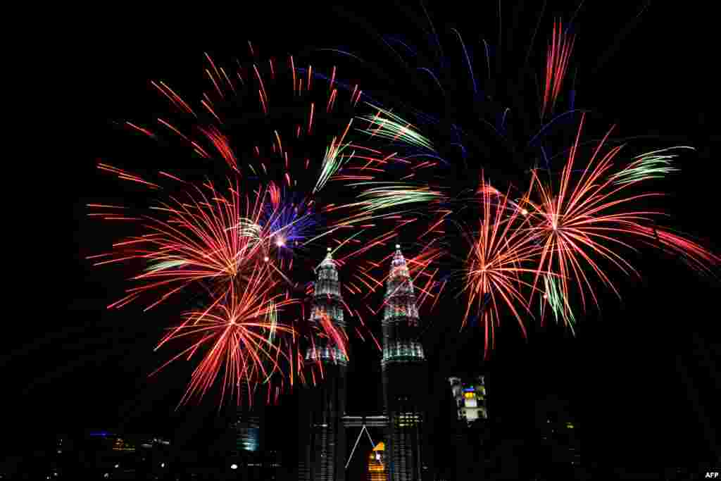 Kembang api menghiasi kawasan Menara Kembar Petronas di Kuala Lumpur, Malaysia.