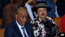 Le Premier ministre du Lesotho, Thomas Thabane, à gauche, et son épouse Maesaiah, sont assis devant le tribunal, à Maseru, le 24 février 2020.
