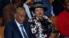 Le Premier ministre du Lesotho, Thomas Thabane, à gauche, et son épouse Maesaiah, à droite, sont assis devant le tribunal, à Maseru, le lundi 24 février 2020. 
