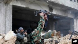 叙利亚士兵在阿勒颇与反政府武装发生战斗（资料图）