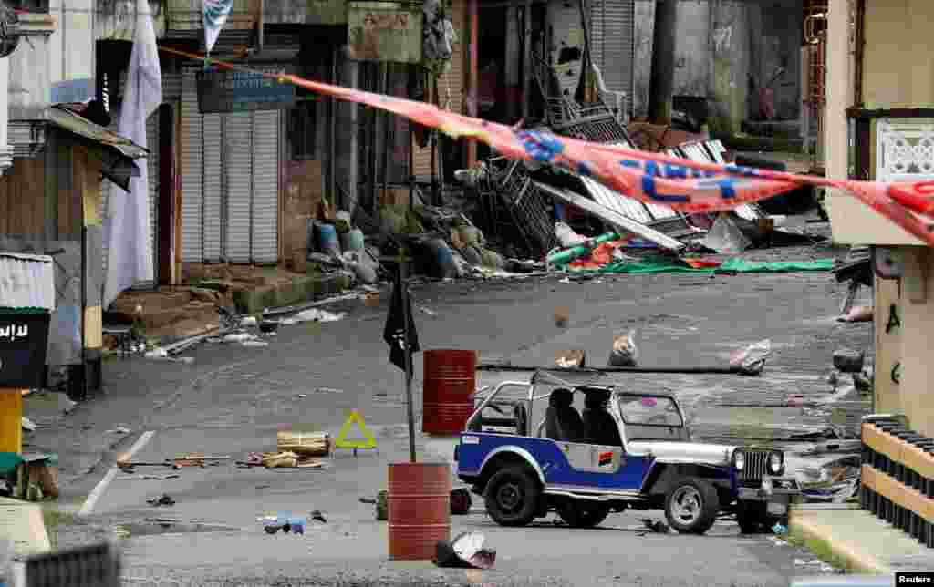 Kubu kelompok militan Maute dengan bendera ISIS di kota Marawi, Mindanao, Filipina selatan. 