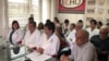 La Voz de América conversó con jóvenes que expresaron que sin esperar nada a cambio y a pesar de las críticas condiciones de la red de hospitales, sí estarían prestos a colaborar.