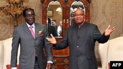 Jacob Zuma presidente da Africa do Sul, fotografado, no ano passado, com Robert Mugabe, do Zimbabwe, pondera responder a deliberações desfavoráveis do Tribunl Constitucional através da reforma constitucional