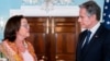 El secretario de Estado de EEUU, Antony Blinken, habla con la ministra de Relaciones Exteriores de El Salvador, Alexandra Hill Tinoco, en el Departamento de Estado en Washington, DC, el 7 de agosto de 2023.