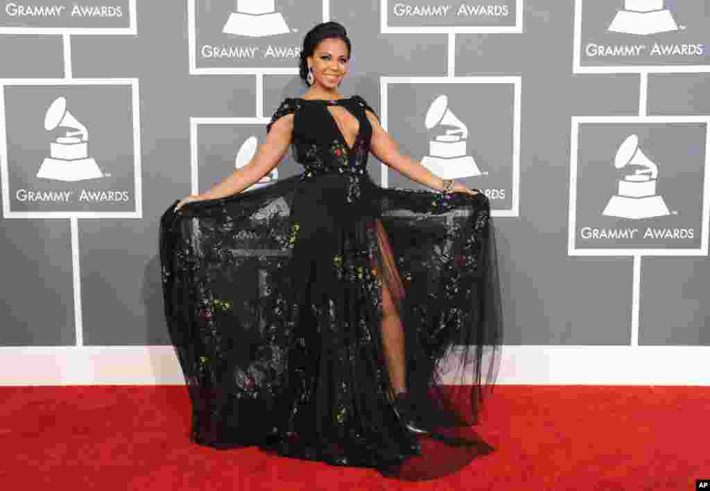 Ashanti durante su majestuosa llegada a la alfombra roja de los premios Grammy. 