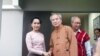 ပြည်ပရောက် ရှမ်းခေါင်းဆောင် ဦးဟန်ညောင်ဝေနဲ့ ဒေါ်အောင်ဆန်းစုကြည် တွေ့ဆုံခဲ့စဉ်။ 