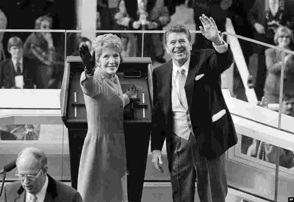 Presiden AS Ronald Reagan dan istrinya Nancy melambaikan tangan kepada hadirin di gedung Capitol di Washington seusai upacara pengambilan sumpah, 20 Januari 1981.