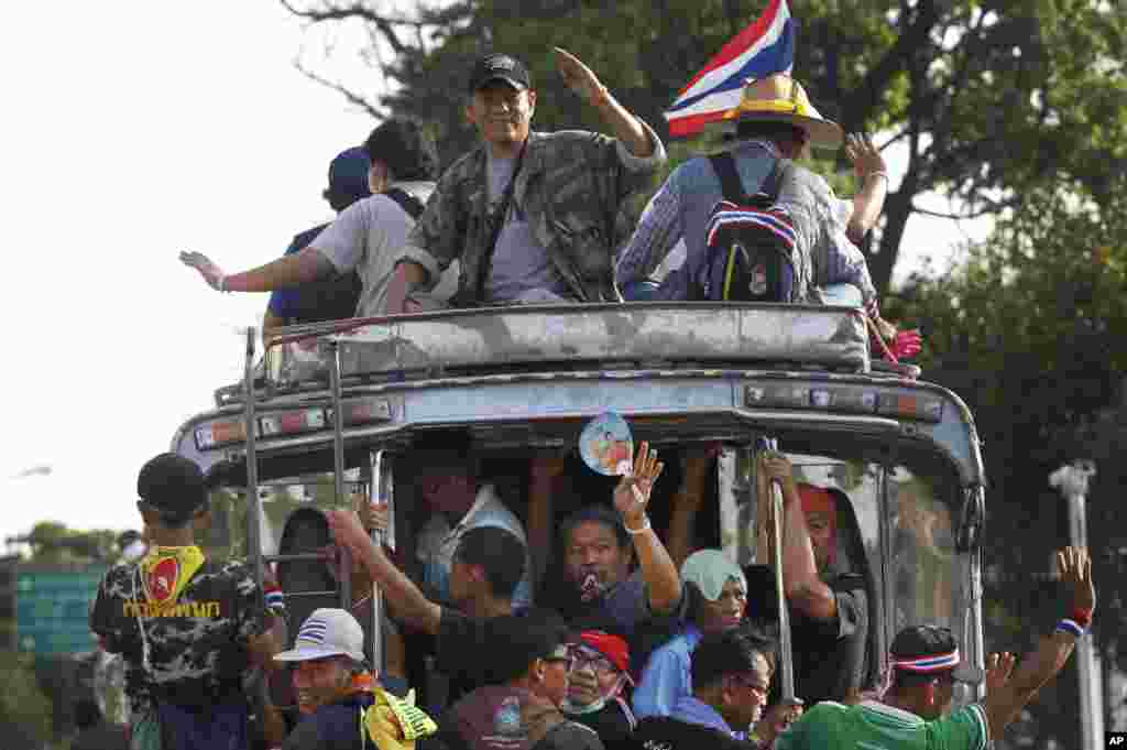 Anti-government protesters move through the streets near occupied government buildings in Bangkok, Feb. 5, 2014.