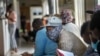 Des volontaires attendent d'être contrôlés dans un centre d'essai de vaccins anti coronavirus, à l'hôpital Chris Sani Baragwanath de Soweto, à l'extérieur de Johannesburg, en Afrique du Sud, le lundi 30 novembre 2020. 