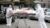 Priština, transport pacijenta sa koronavirusom; ilustrativna fotografija (Foto: REUTERS/Laura Hasani)
