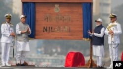 右起：印度海軍參謀長迪內什·庫馬爾·特里帕蒂（Dinesh Kumar Tripathi）、印度總理莫迪（Narendra Modi）和印度國防部長拉傑納特·辛格（Rajnath Singh）在孟買海軍造船廠出席「尼爾吉里號」航空母艦服役儀式。 （2025年1月15日）