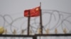 资料照：新疆喀什一处居住设施上的铁丝网和中国国旗（2019年6月4日）