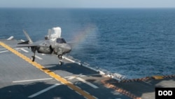 F35战机2017年7月12日训练舰上升降（美国海军）