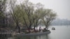 笼罩在雾霾当中的柳桥映月景区 (曾谙 摄于 2016年3月21日) 