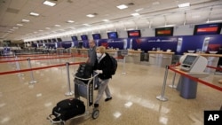 美国盐湖城机场4月7日的旅客人数锐减，航空产业受到疫情的冲击。