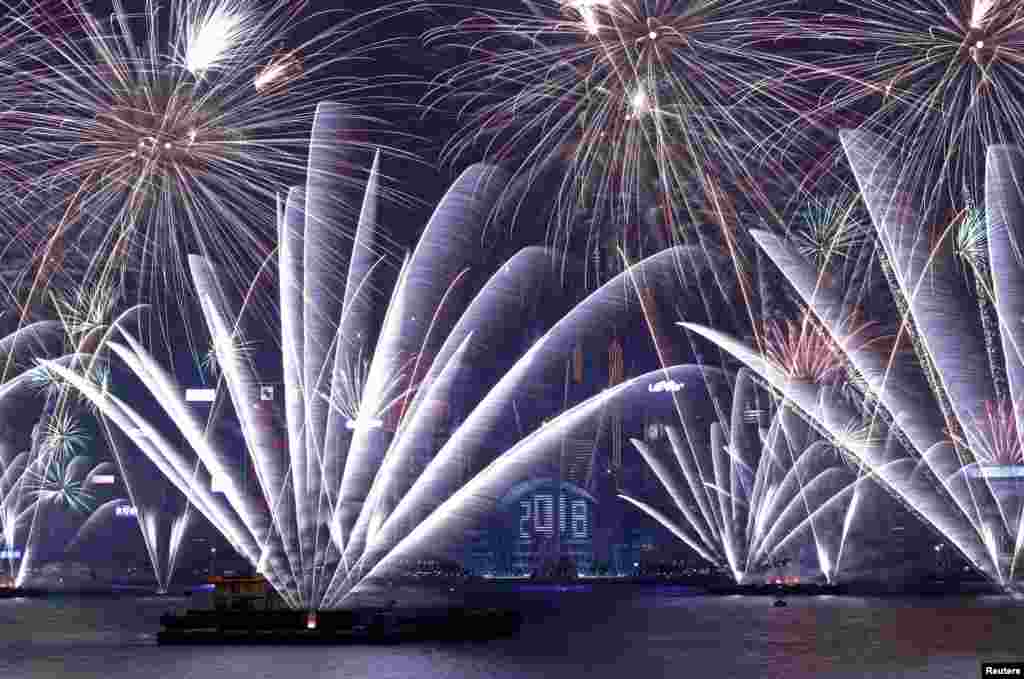 璀璨烟花在香港维多利亚湾香港会议展览中心上空绽放，庆祝2018年新年到来。