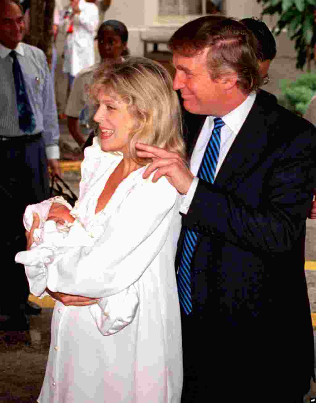Donald Trump dan istri keduanya Marla Maples, yang baru melahirkan putri mereka Tiffany, meninggalkan Rumah Sakit St. Mary di West Palm Beach, Florida, 14 Oktober 1993. (AP/Hans Deryk)