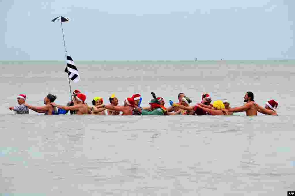 Beberapa warga mengikuti acara tradisional "mandi laut" di pantai Malo-Les-Bains kota Dunkirk, Perancis utara untuk menyambut tahun baru 2014.