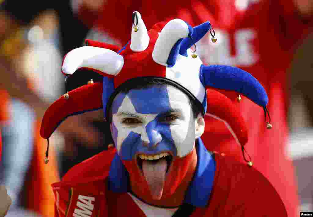 Seorang penggemar Chile berpose sebelum pertandingan melawan Belanda dimulai di arena Corinthians di Sao Paulo, 23 Juni 2014.