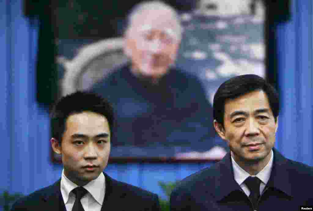 薄熙来（右）和儿子薄瓜瓜站在薄一波遗像前（2007年）。