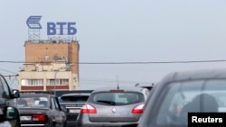 عکس آرشیوی از لوگوی بانک VTB روسیه در مسکو