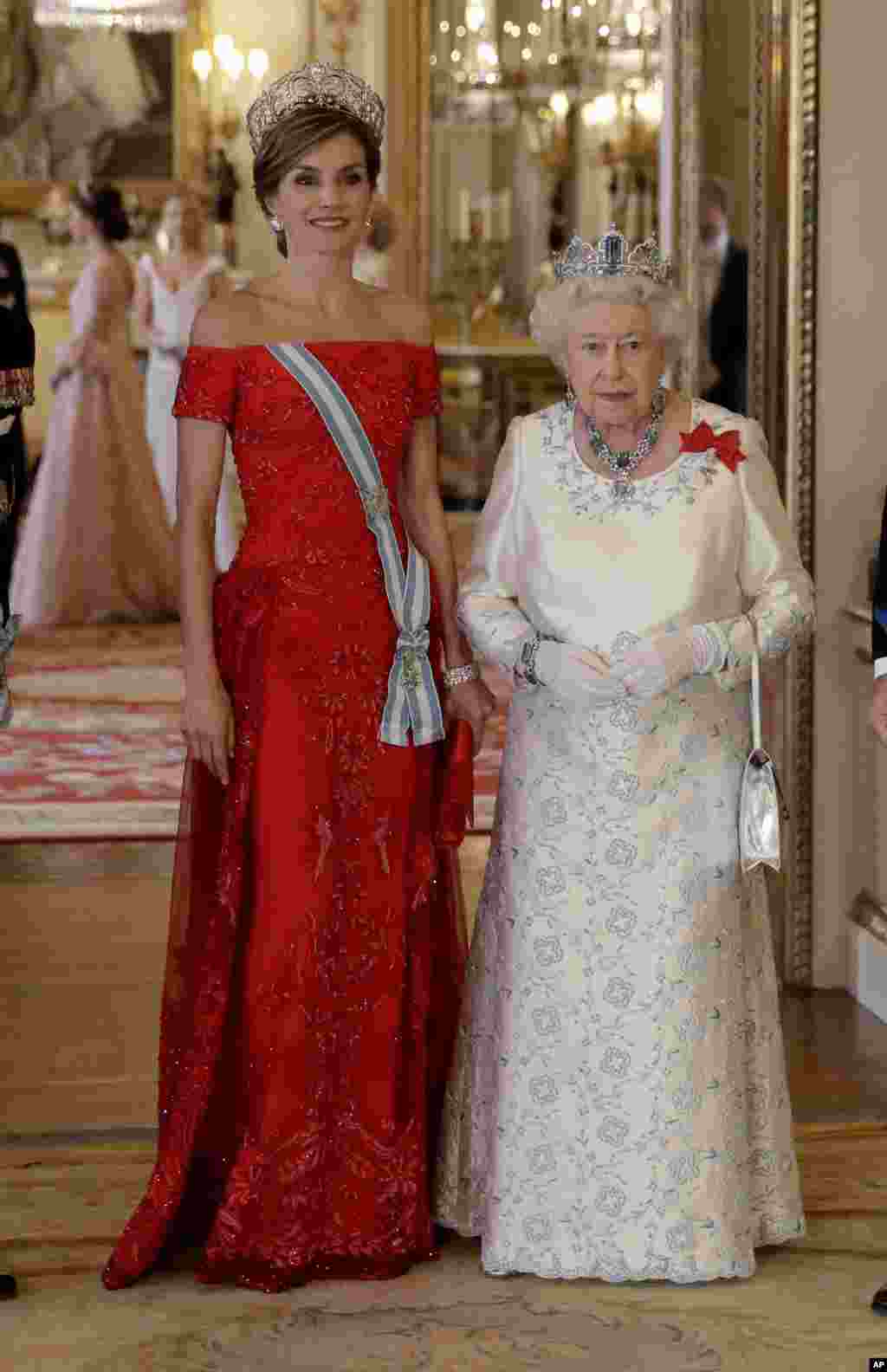 英国女王伊丽莎白二世和西班牙王后莱蒂齐亚(Letizia )在伦敦白金汉宫的国宴前合影(2017年7月12日)