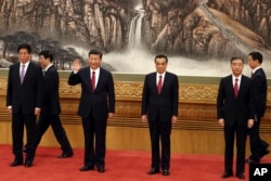 第19届中共中央政治局常委（赵乐际不再画面内）在人民大会堂会见记者，习近平招手致意（2017年10月25日）