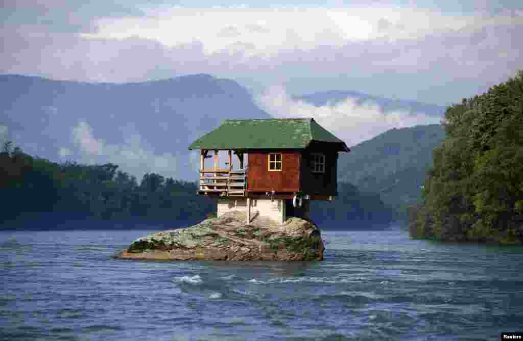 Sebuah rumah yang dibangun di atas sebuah batu di sungai Drina terlihat dekat kota Bajina Basta, sekitar 160 km sebelah barat ibukota Beograd, Serbia. Rumah ini dibangun tahun 1968.