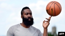James Harden, avant une conférence de presse à Paris, le 20 août 2016. / AFP PHOTO / BERTRAND GUAY