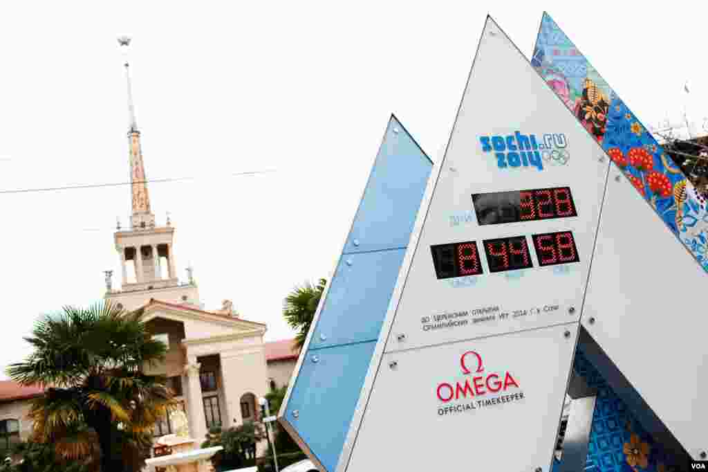 Jam digital yang menunjukkan perhitungan mundur sampai 7 Februari 2014, atau pembukaan Olimpiade Musim Dingin di Sochi, Rusia. (V. Undritz/VOA)&nbsp;