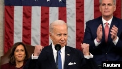 Prezida Biden ashikiriza ijambo abanyamerika.