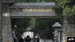 中国安全人员在八宝山公墓大门前把守。（法新社2023年11月2日）
