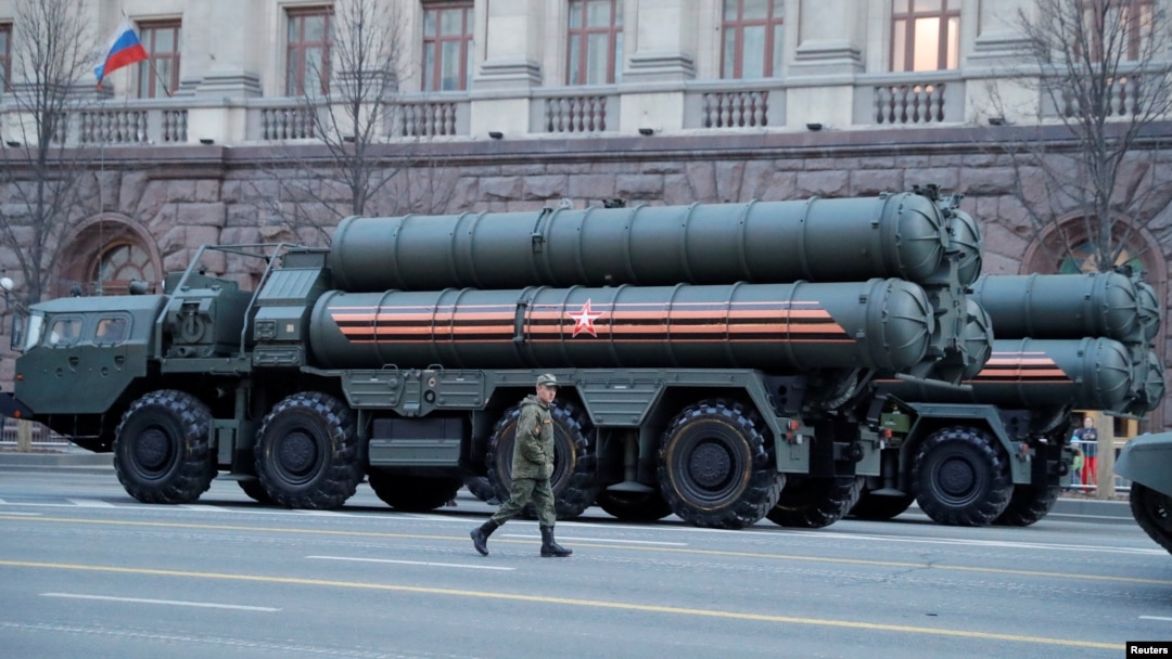 Arhiva - Ruski vojnik prolazi pored raketnog sistema S-400 u centru Moskve, Rusija, 29. aprila 2019.