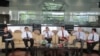 Kepala PPATK Muhammad Yusuf (tengah) memberikan keterangan pers soal pemblokiran dana teroris selama 2015 di kantor PPATK, Jakarta, Senin 28 Desember 2015. (Foto: VOA/Andylala)