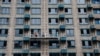 一名工人在北京一处住宅建筑工地上工作。(2023年9月6日)
